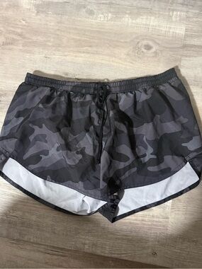 Old Navy Women's Black and Gray Camo Athletic Shorts